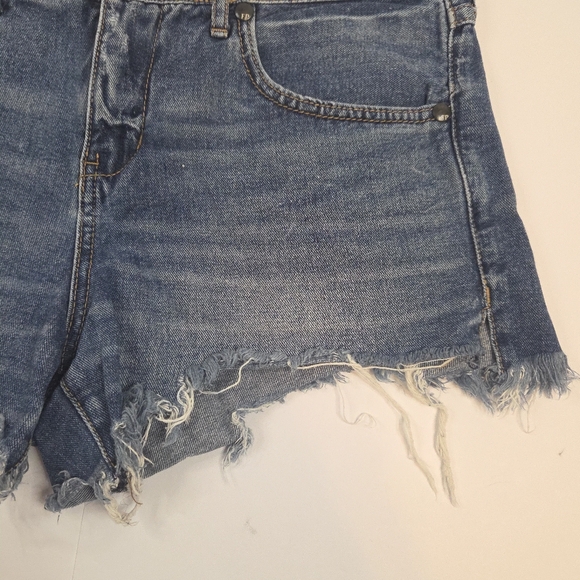 Free People Midrise Denim Frayed Hem Distressed Blue Jean Shorts Womens Size 29 - Picture 5 of 13